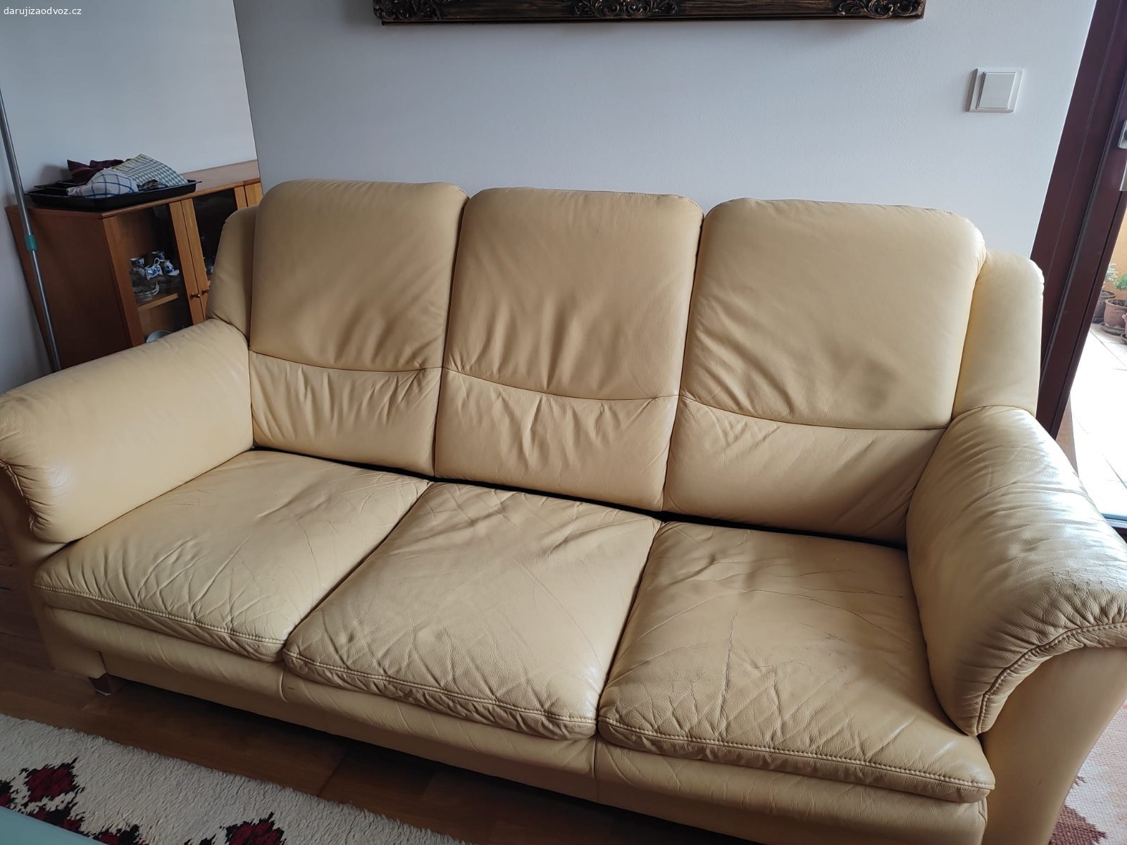 Daruji koženou rozkládacím sedačku a kreslo. Vše v dobrém stavu

Sedačka rozměry:
Šířka 190cm
Hloubka 90cm
Výška 90cm
Výška sedáku 35cm 

Křeslo
Šířka 90cm
Hloubka 90cm