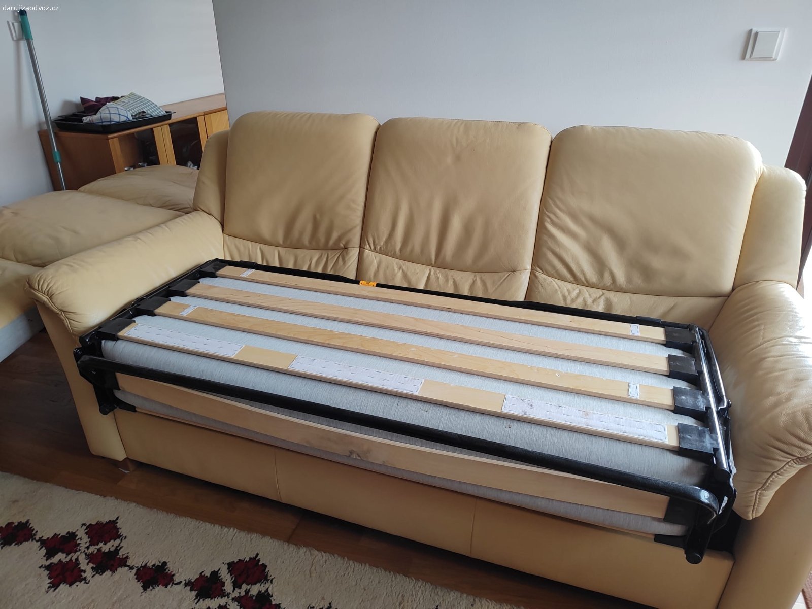 Daruji koženou rozkládacím sedačku a kreslo. Vše v dobrém stavu

Sedačka rozměry:
Šířka 190cm
Hloubka 90cm
Výška 90cm
Výška sedáku 35cm 

Křeslo
Šířka 90cm
Hloubka 90cm