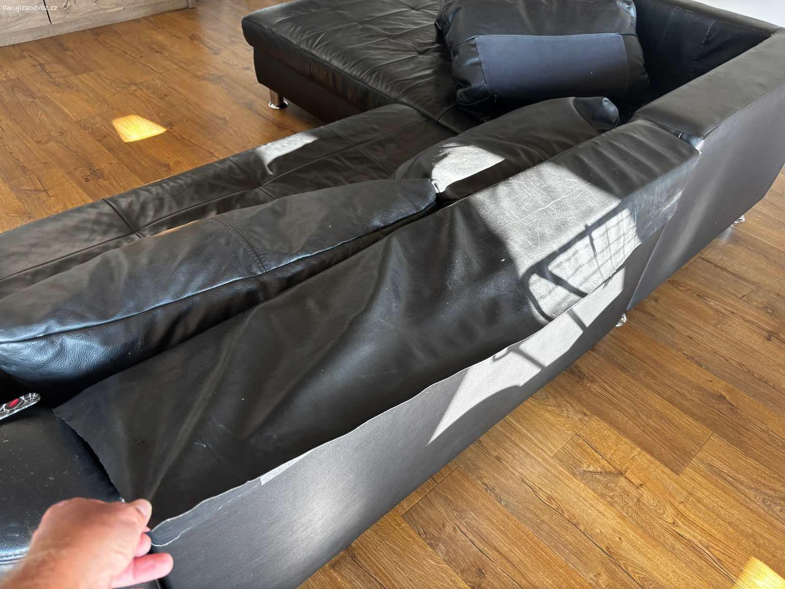 Daruji kozenou sedacku - specha. Daruji kozenou sedacku za odvoz. Sedacku “lehce” poladil nas hodny pejsek. Je amatersky “opravena” kozenkou, jinak plne funkci. Kdyz bude u steny nejsou nedostatky videt.