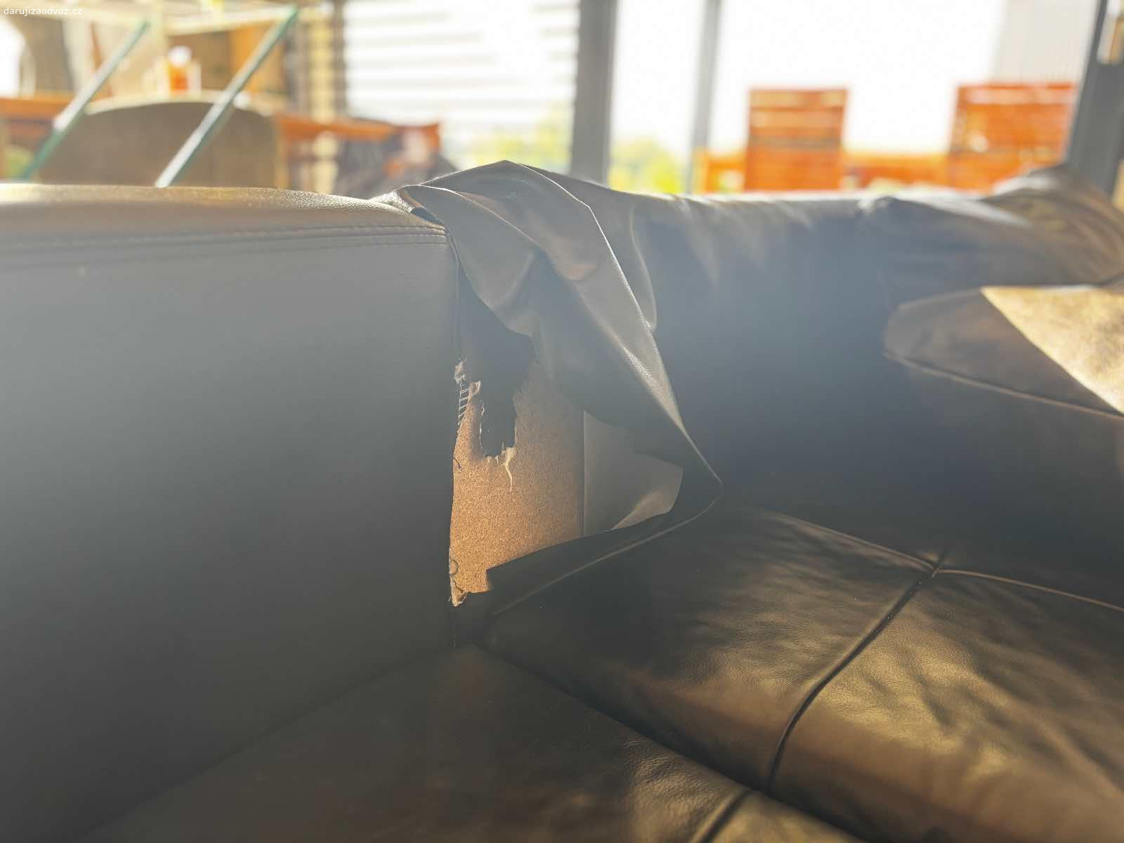 Daruji kozenou sedacku - specha. Daruji kozenou sedacku za odvoz. Sedacku “lehce” poladil nas hodny pejsek. Je amatersky “opravena” kozenkou, jinak plne funkci. Kdyz bude u steny nejsou nedostatky videt.