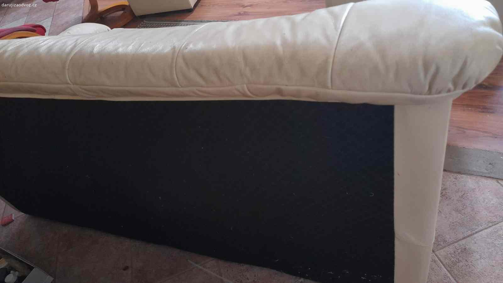 daruji koženou sedačku. kožená 3 sedačka, bílá kůže, se znaky používání, vhodná na chatu či chalupu 170x90x82 cm