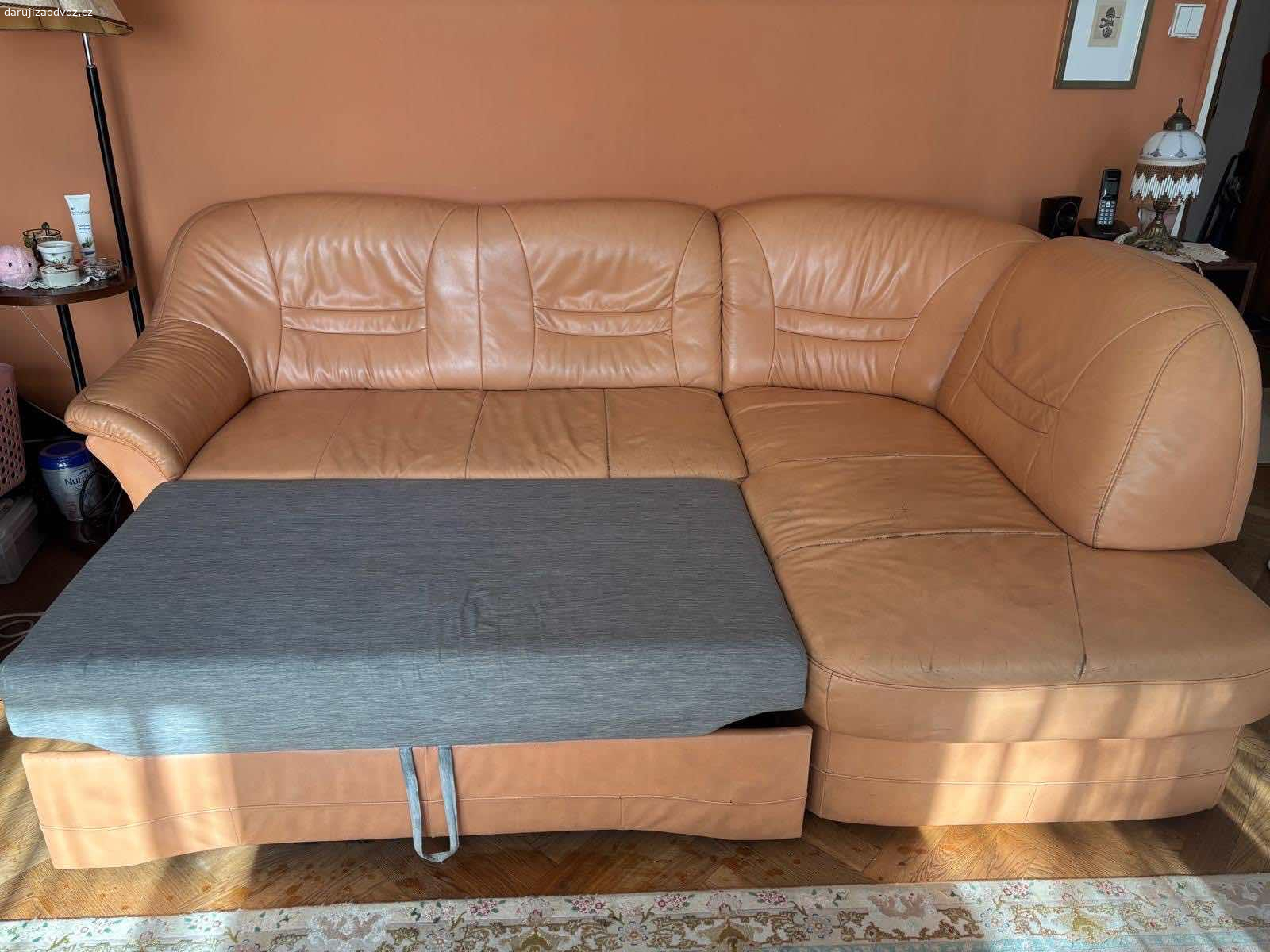Daruji koženou sedačku. Daruji rozkládací rohovou koženou pohovku za odvoz s úložným prostorem. Používaná. Oděrky viz fotografie. 
Rozměry : 
210 x 150 délky ramen x 85 hloubka x výška 82cm

Odvoz nutný do středy večer z důvodu stěhování. 
2.patro bez výtahu .
