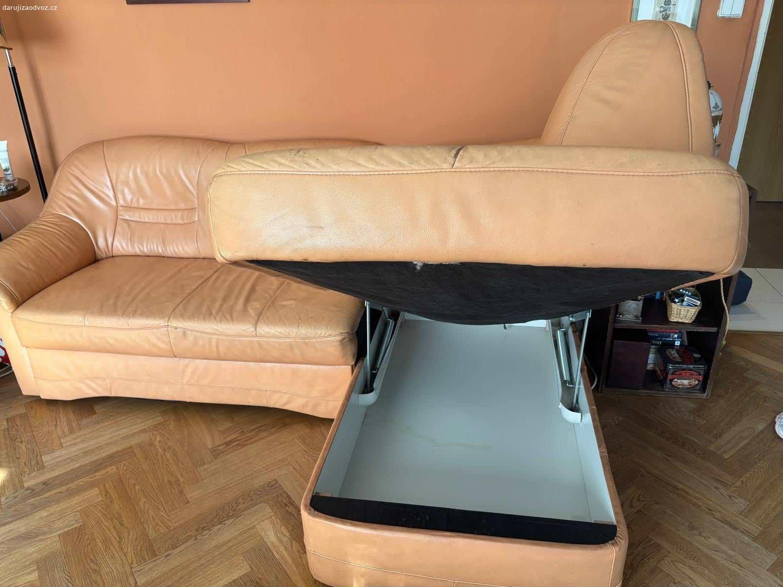 Daruji koženou sedačku. Daruji rozkládací rohovou koženou pohovku za odvoz s úložným prostorem. Používaná. Oděrky viz fotografie. 
Rozměry : 
210 x 150 délky ramen x 85 hloubka x výška 82cm

Odvoz nutný do středy večer z důvodu stěhování. 
2.patro bez výtahu .