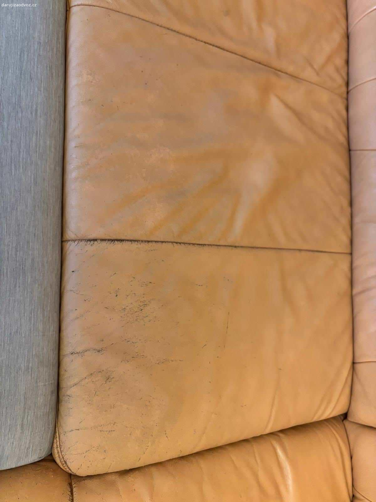 Daruji koženou sedačku. Daruji rozkládací rohovou koženou pohovku za odvoz s úložným prostorem. Používaná. Oděrky viz fotografie. 
Rozměry : 
210 x 150 délky ramen x 85 hloubka x výška 82cm

Odvoz nutný do středy večer z důvodu stěhování. 
2.patro bez výtahu .
