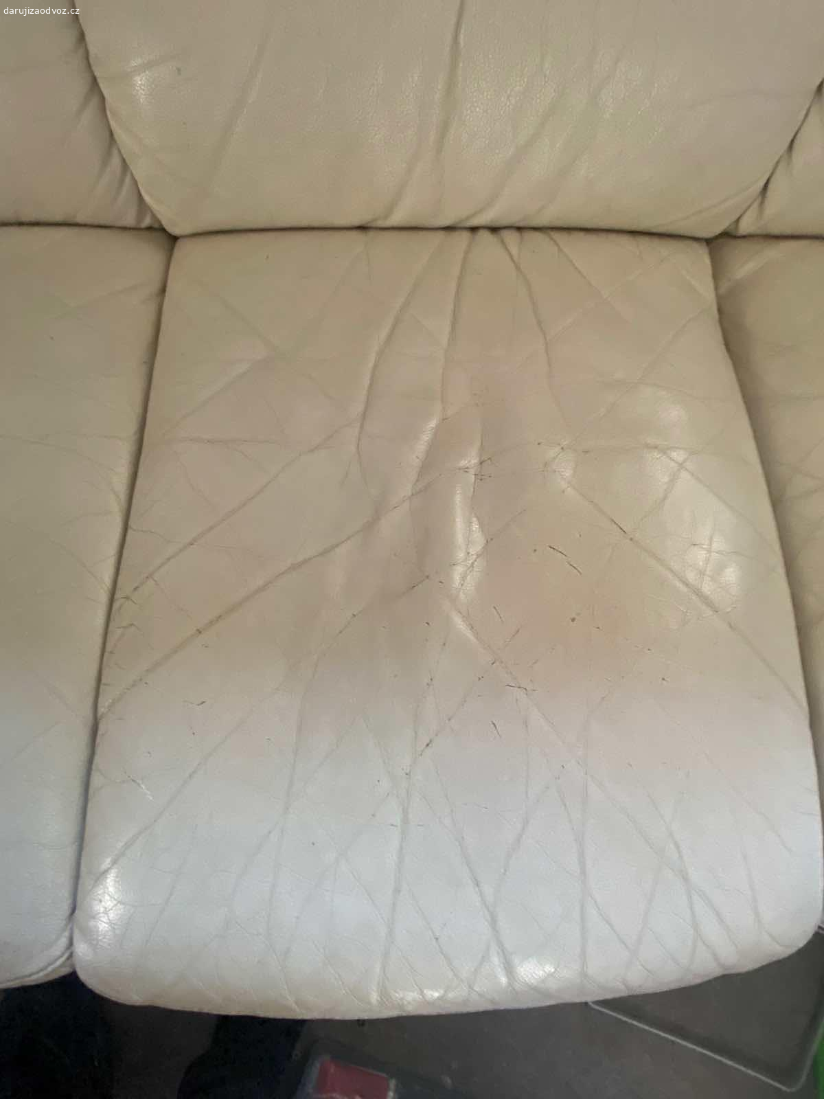 Daruji Kožený gauč. Daruji používaný gauč viz foto.
rozměry gauče š: 205, H: 90
na gauči známky používání (popraskaná kůže)
jinak bez vady.
pouze vlastní odvoz. S naložením pomůžu
POUZE VOLAT!
ps: není rozkládací