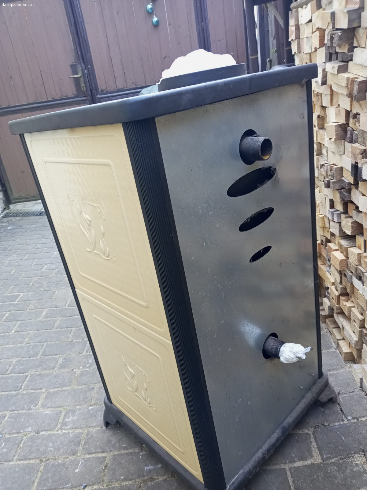 Daruji krbová kamna. Starší krbová kamna, nutno nově obložit topeniště šamotem, jinak sklo, výměník a další části jsou v pořádku.