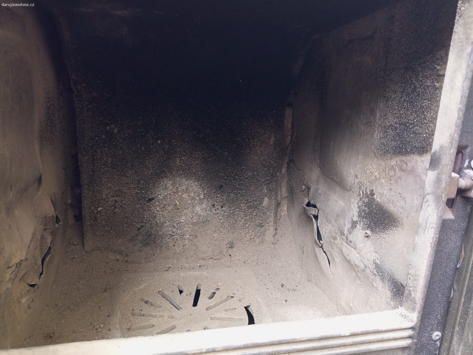 Daruji krbová kamna. Starší krbová kamna, nutno nově obložit topeniště šamotem, jinak sklo, výměník a další části jsou v pořádku.