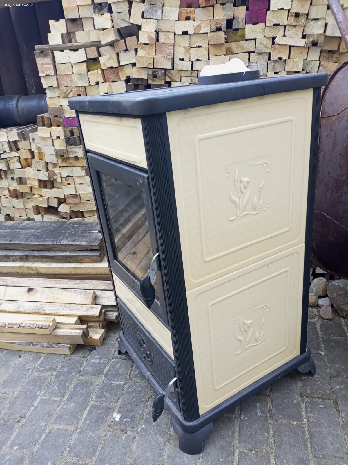 Daruji krbová kamna. Starší krbová kamna, nutno nově obložit topeniště šamotem, jinak sklo, výměník a další části jsou v pořádku.