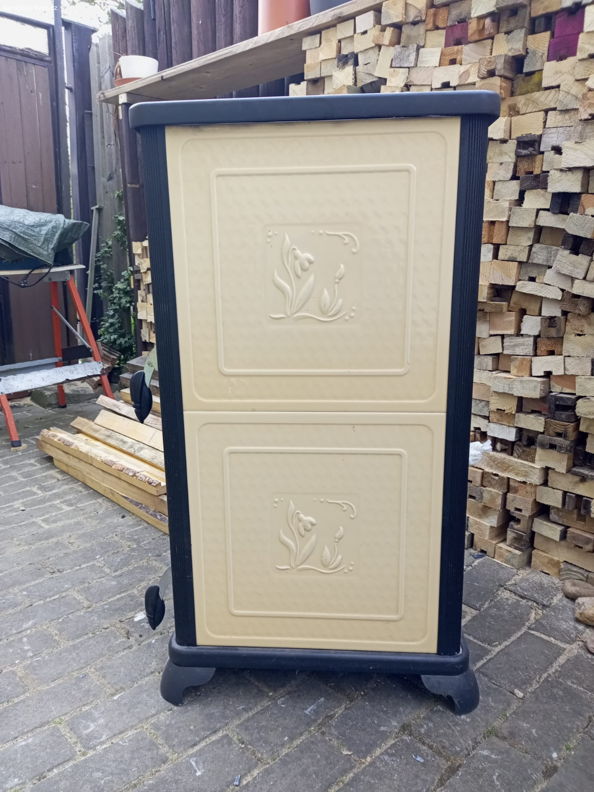 Daruji krbová kamna. Starší krbová kamna, nutno nově obložit topeniště šamotem, jinak sklo, výměník a další části jsou v pořádku.