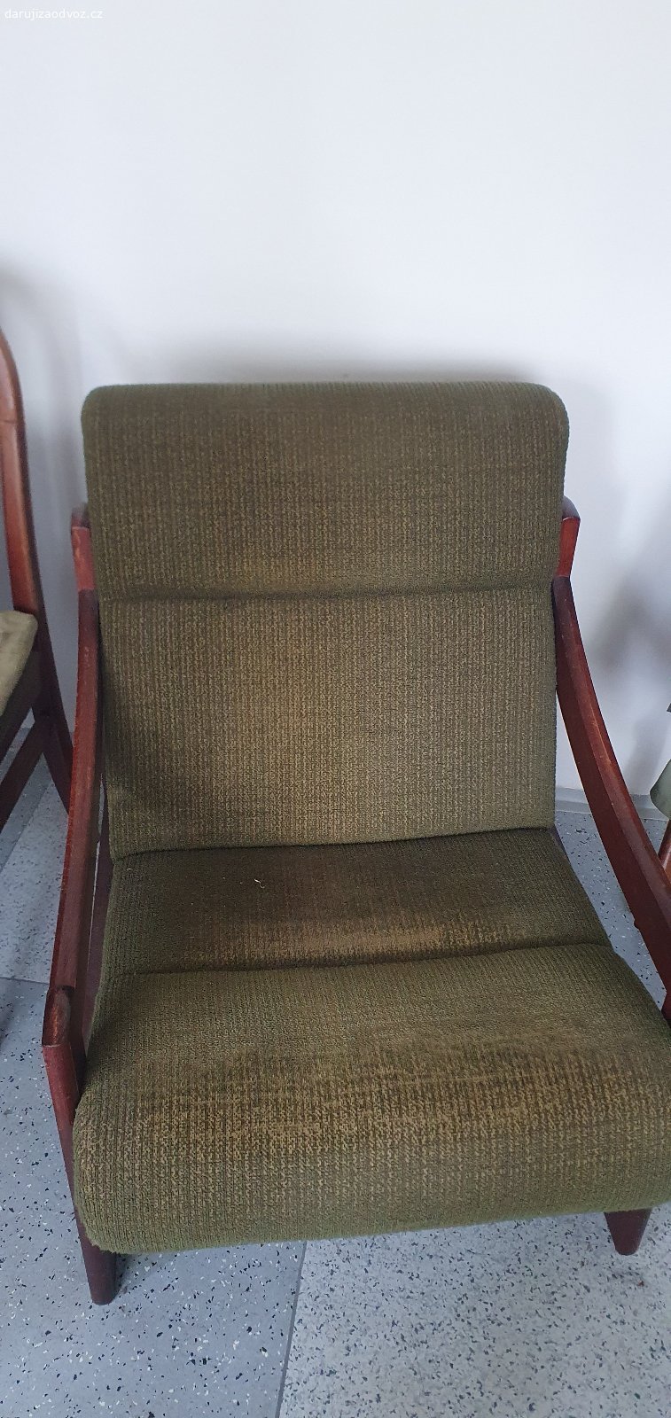 Daruji křesla a židle. Daruji 4 židle, 4 křesla a 1až 3 postele, tejna sada, zelené čalounění, dřevo barva třešeň.