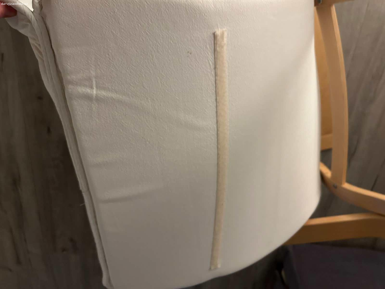 Daruji kreslo Ikea. Daruji kreslo, je v pořádku, jen má okousana madla od štěněte