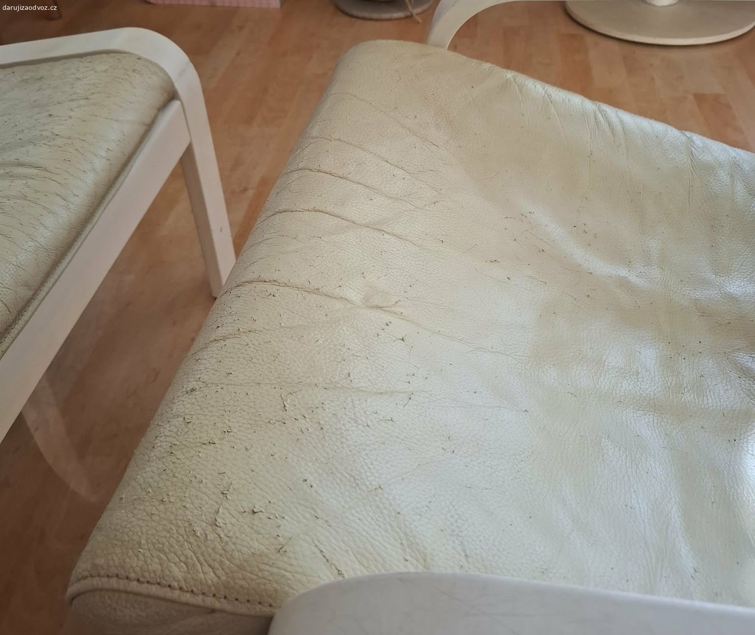 Daruji křeslo POANG (IKEA). Křeslo bílý rám, potah bílá koženka- poškrábaná od kočky.
