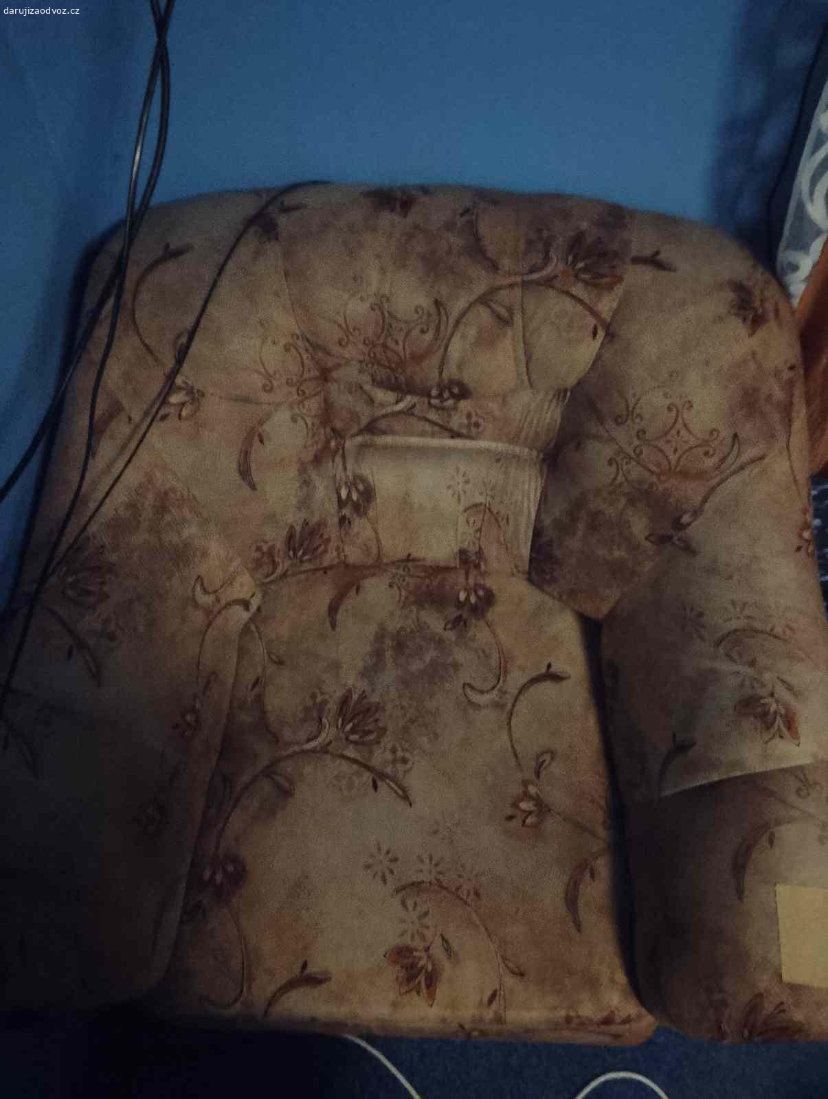 daruji křeslo. Jedno přebývající křeslo ke konferenčnímu stolku daruji