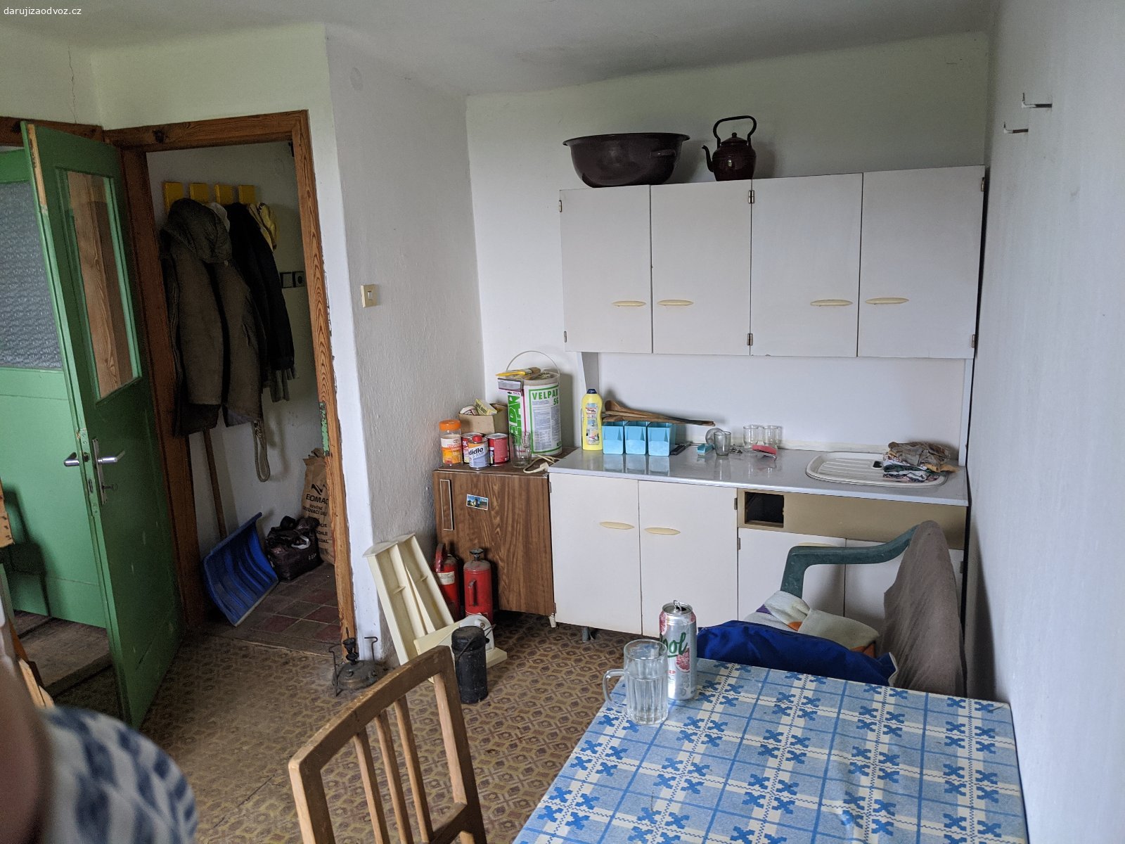 Daruji kuchynskou linku za odvoz. Starsi, ale v dobrem stavu, bila kuchynska linka. Muze jeste poslouzit na chate. Vhodna spis, pokud jste mensi postavy. (Merim 175 cm a je pro me nizka).

K odvozu o vikendu, 10 km od Prachatic.

V pripade zajmu piste prosim sms s uvedenim, kdy o vikendu muzete prijet.