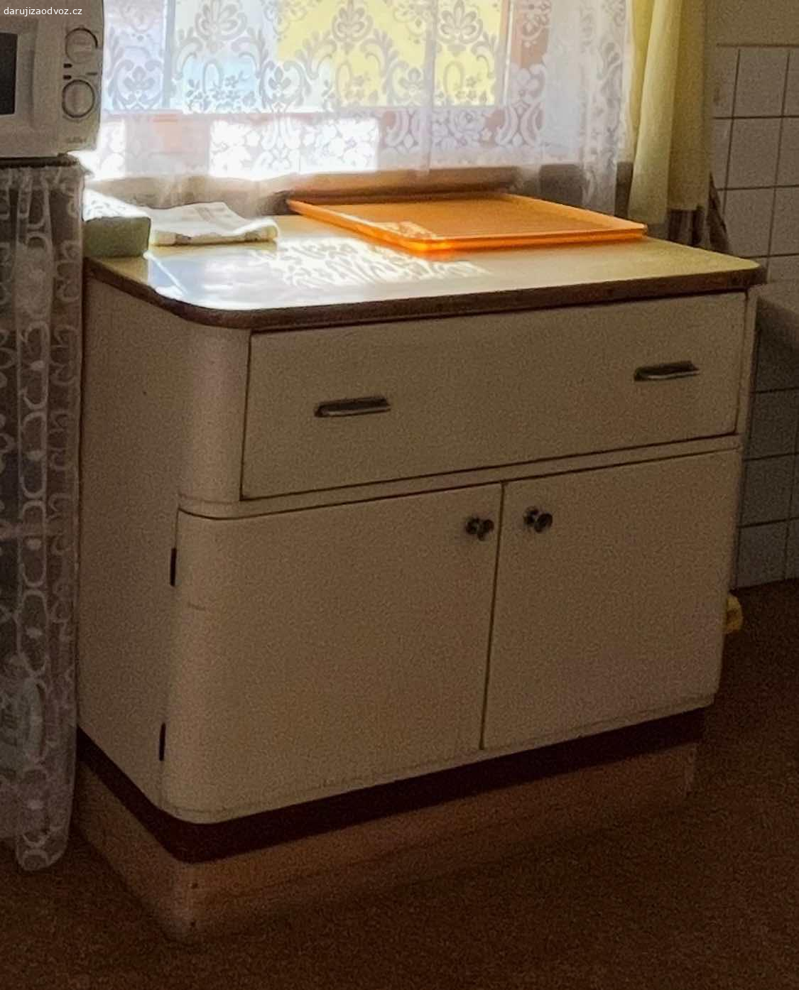 Daruji kuchyňský kredenc a mycí stůl. Starý, plně funkční nábytek vhodný na chalupu.