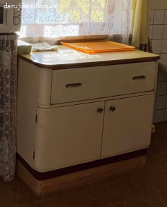 Daruji kuchyňský kredenc a mycí stůl