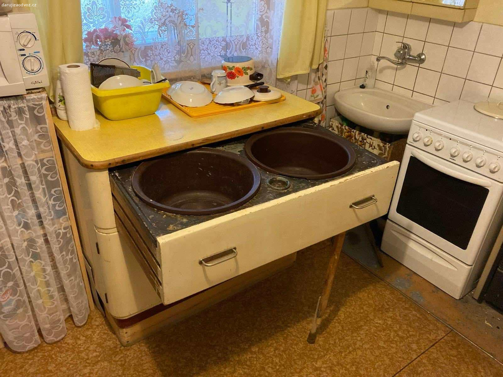 Daruji kuchyňský kredenc a mycí stůl. Starý, plně funkční nábytek vhodný na chalupu.