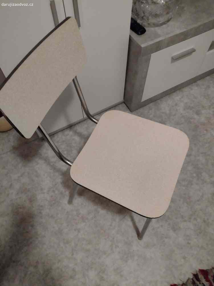 Daruji kulatý jídelní stůl, 4 židle. Kulatý stůl, 2 zelené kovové židle se sedákem - zelená koženka, bílá má dřevěný sedák. Není nutný odběr stolu a všech židlí, lze se domluvit i na jednotlivých kusech.