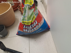 Daruji květináče, truhlíky, zeminu