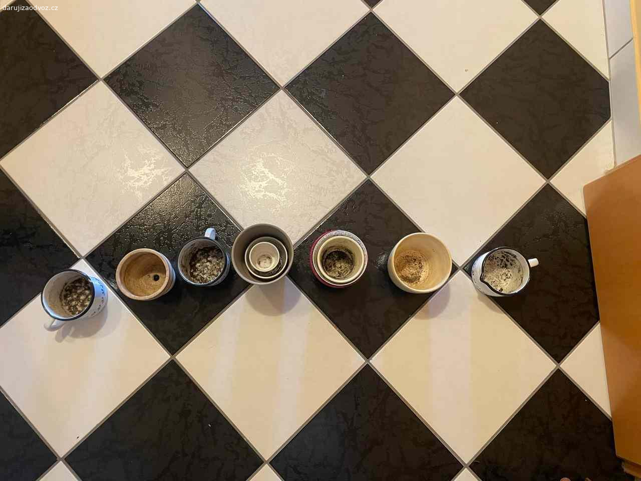 Daruji květináče. Za odvoz daruji plastové a keramické květináče a plechové hrníčky, které byly používány jako květináče. V květináčích jsou zbytky hlíny.
Pouze osobní odběr.