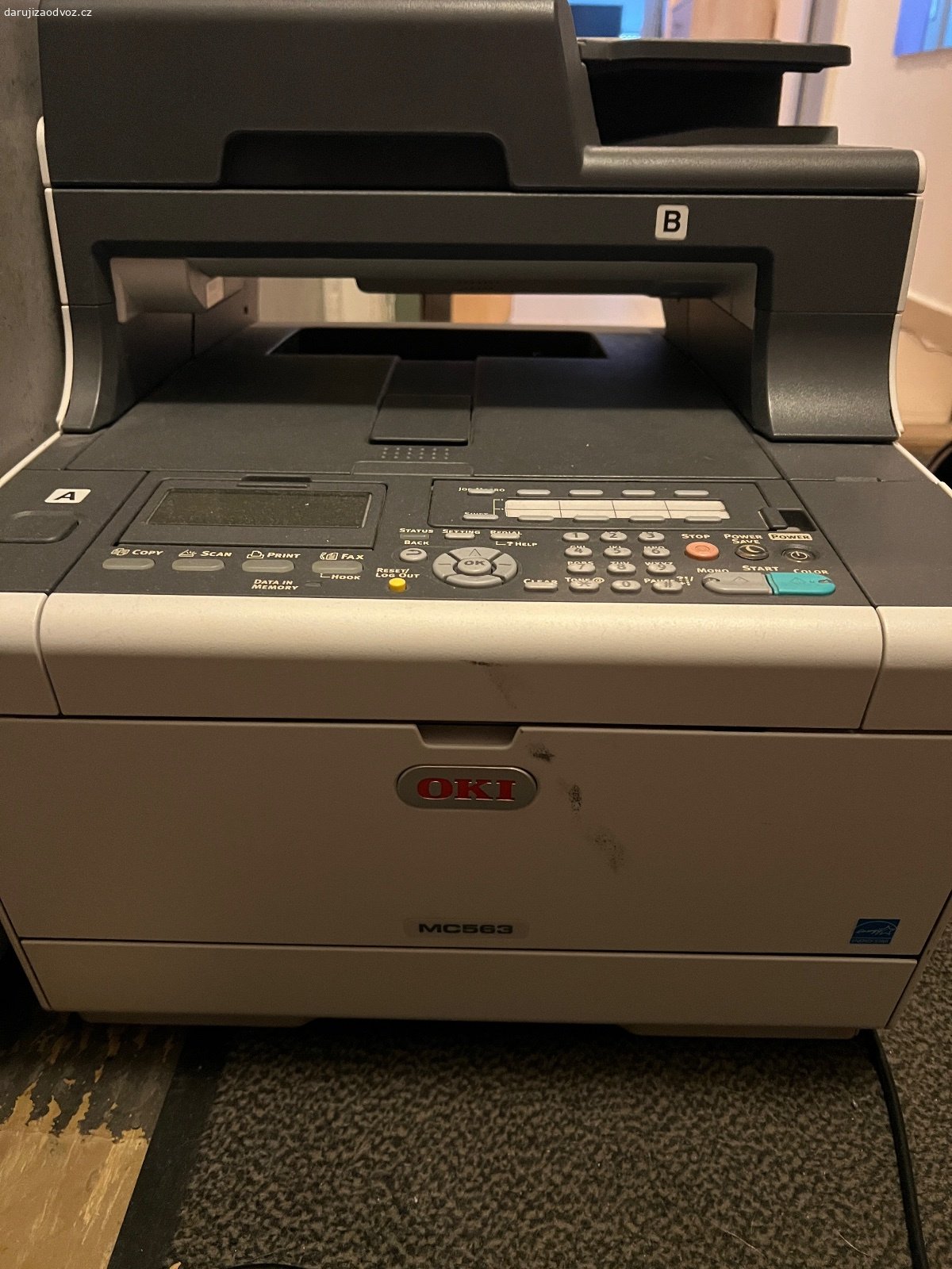 Daruji laserovou tiskárnu OKI MC563. Daruji laserovou tiskárnu OKI MC365 vč. tonerů (některé plnější některé méně plné). Při jakémkoliv tisku pouštní růžovou barvu (zřejmě ušpiněný válec od tonerového prášku) a při posledním tisku hlásila zaseklý papír, který jsem nenašla. Vytočila mě, tak jde z domu :-)