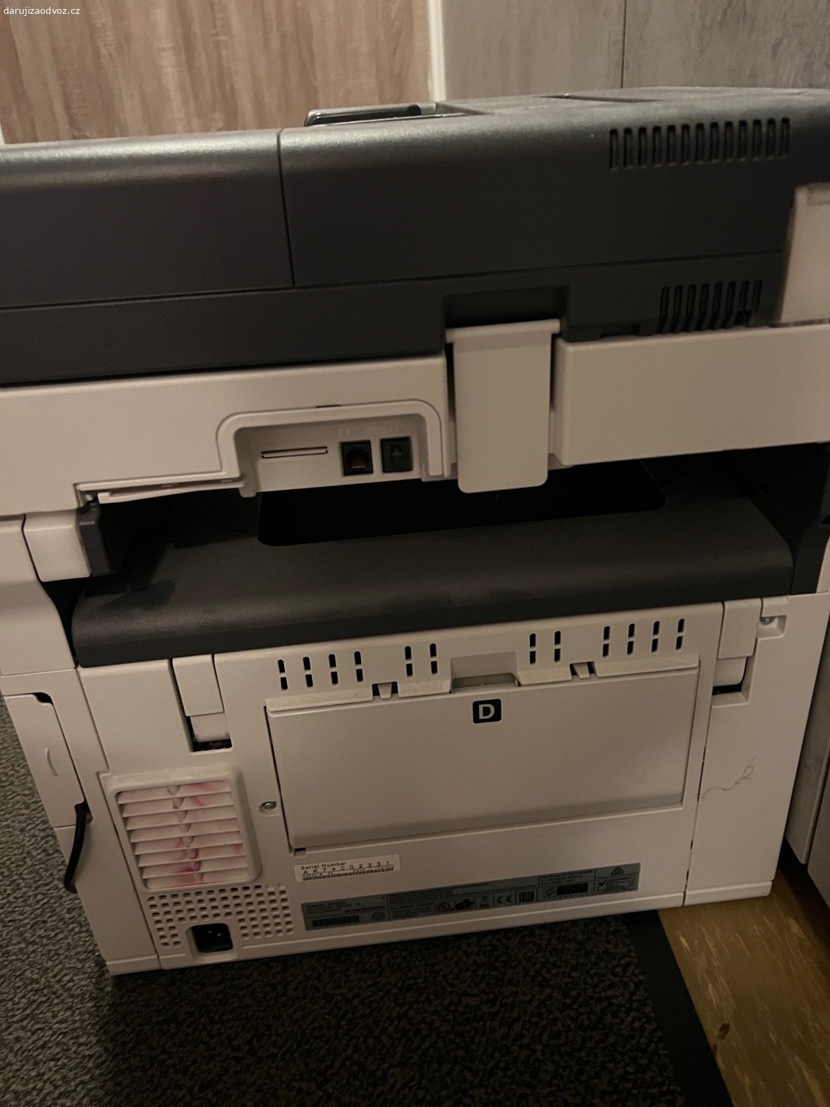 Daruji laserovou tiskárnu OKI MC563. Daruji laserovou tiskárnu OKI MC365 vč. tonerů (některé plnější některé méně plné). Při jakémkoliv tisku pouštní růžovou barvu (zřejmě ušpiněný válec od tonerového prášku) a při posledním tisku hlásila zaseklý papír, který jsem nenašla. Vytočila mě, tak jde z domu :-)