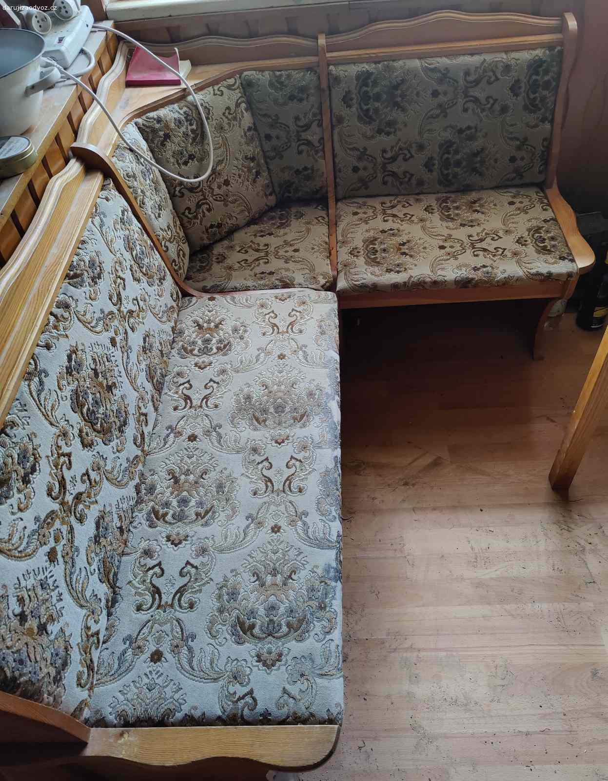 Daruji lavici do interiéru. Daruji za odvoz.
Lavice z domu po prarodičích.
Dvě části zvedací. Na delší straně odřená sedací plocha od používání.
153x114cm