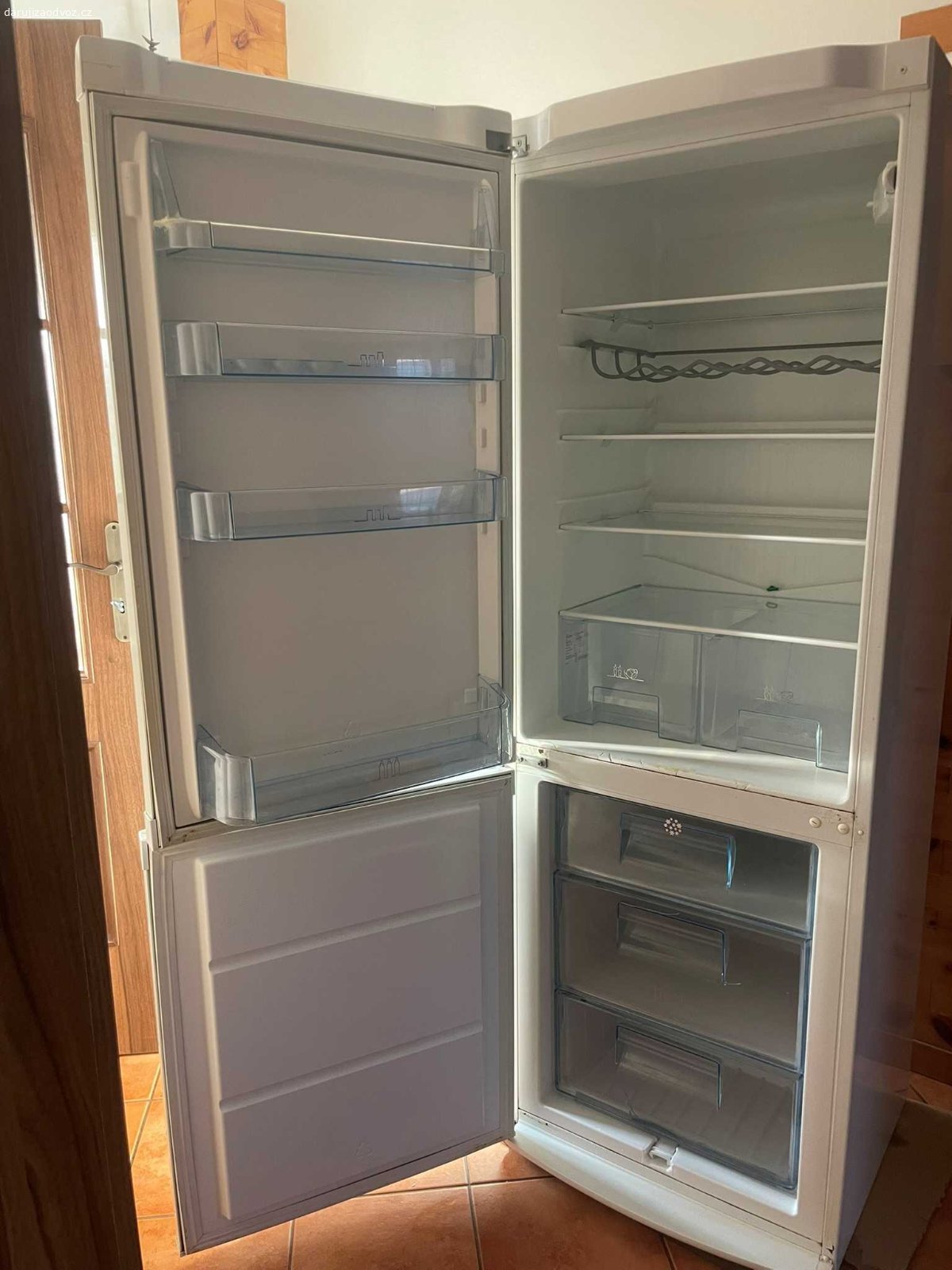Daruji lednici. Daruji lednici Electrolux s mrazákem dole. Lednice je funkční, potřebovali jsme větší.