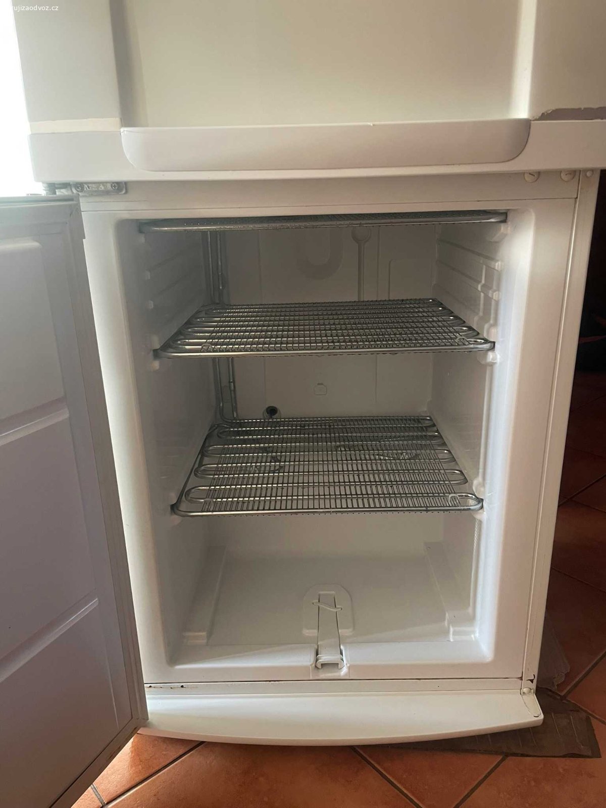 Daruji lednici. Daruji lednici Electrolux s mrazákem dole. Lednice je funkční, potřebovali jsme větší.
