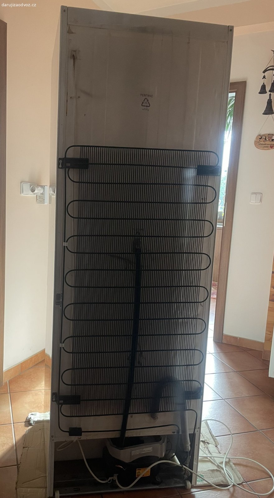 Daruji lednici. Daruji lednici Electrolux s mrazákem dole. Lednice je funkční, potřebovali jsme větší.
