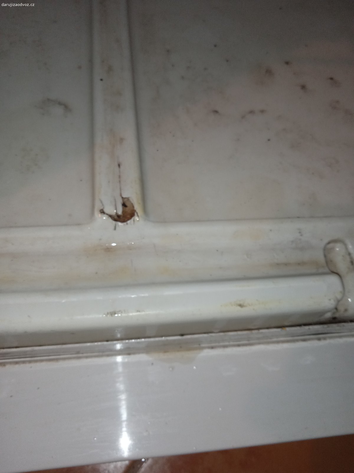 Daruji lednici. Daruji ledni , lednice je na údržbu a mírnou renovaci , lední chladí a mrazí ale má v mrazáku v plastu dírku nevím jak hlubokou