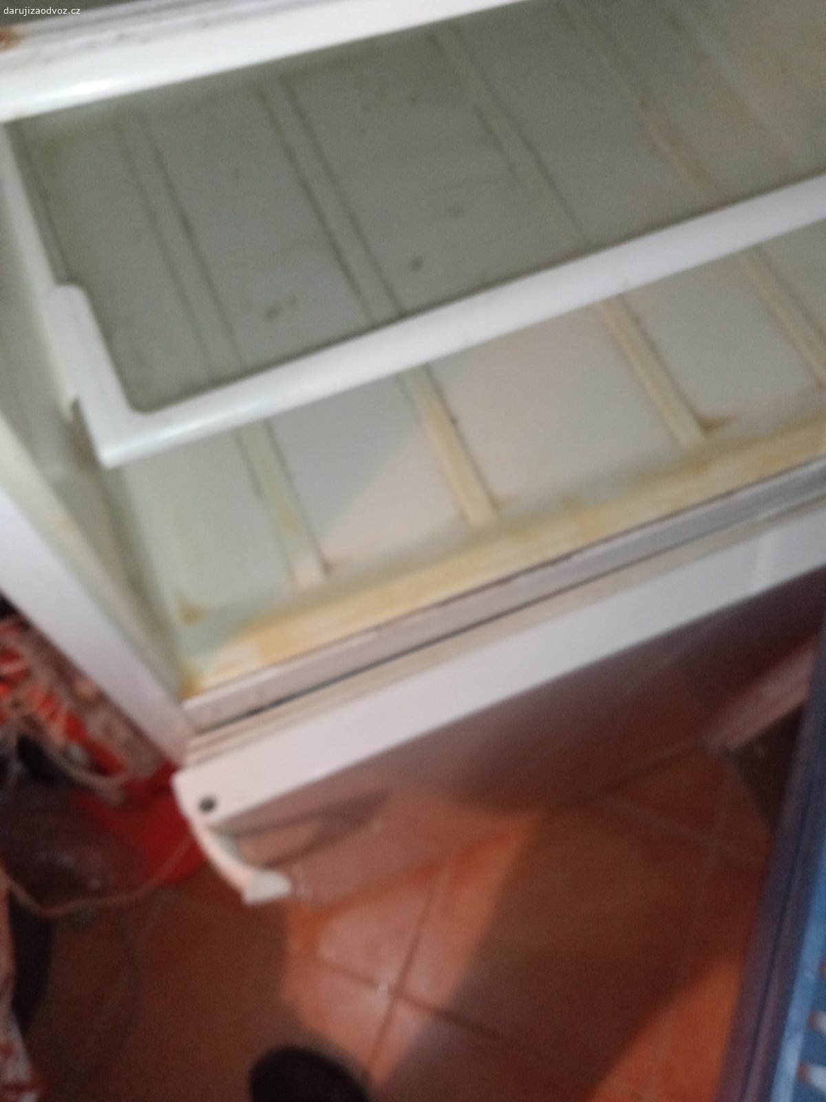 Daruji lednici. Daruji ledni , lednice je na údržbu a mírnou renovaci , lední chladí a mrazí ale má v mrazáku v plastu dírku nevím jak hlubokou