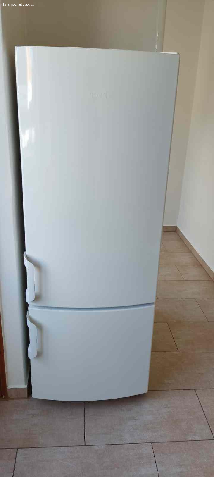 Daruji ledničku s mrazákem  Gorenje RK61620W. Daruji úspornou kombinovanou ledničku s mrazákem Gorenje RK61620W, stáří 8 let, v dobrém zachovalém stavu, plně funkční.

šířka:60cm
výška: 162cm
hloubka: 64cm
hmotnost: 60kg
čistý objem chladničky: 232l
čistý objem mrazáku: 53l
hlučnost: 42 dB