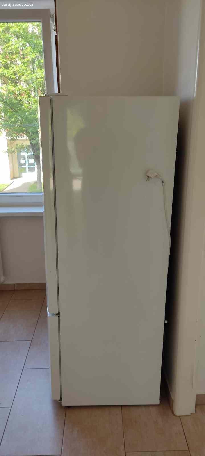 Daruji ledničku s mrazákem  Gorenje RK61620W. Daruji úspornou kombinovanou ledničku s mrazákem Gorenje RK61620W, stáří 8 let, v dobrém zachovalém stavu, plně funkční.

šířka:60cm
výška: 162cm
hloubka: 64cm
hmotnost: 60kg
čistý objem chladničky: 232l
čistý objem mrazáku: 53l
hlučnost: 42 dB