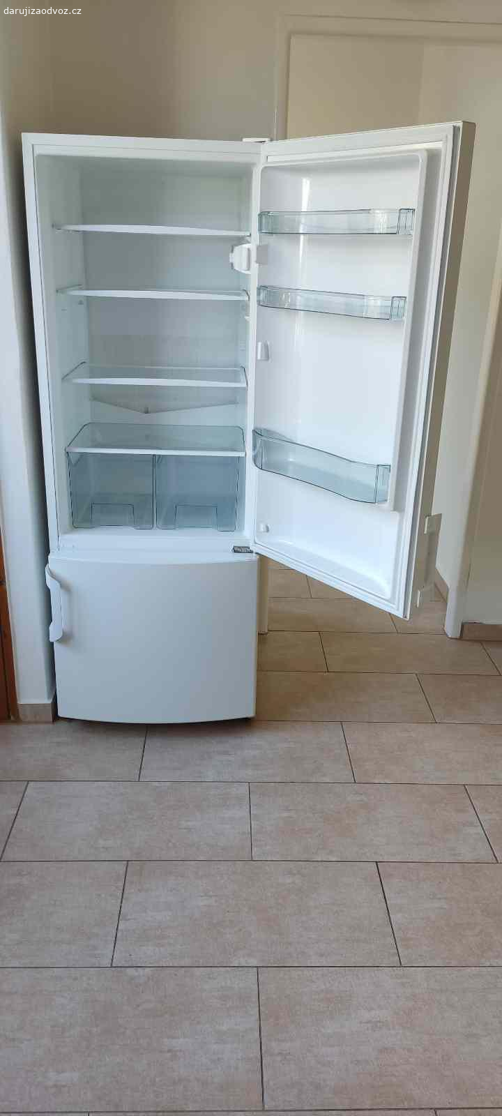 Daruji ledničku s mrazákem  Gorenje RK61620W. Daruji úspornou kombinovanou ledničku s mrazákem Gorenje RK61620W, stáří 8 let, v dobrém zachovalém stavu, plně funkční.

šířka:60cm
výška: 162cm
hloubka: 64cm
hmotnost: 60kg
čistý objem chladničky: 232l
čistý objem mrazáku: 53l
hlučnost: 42 dB