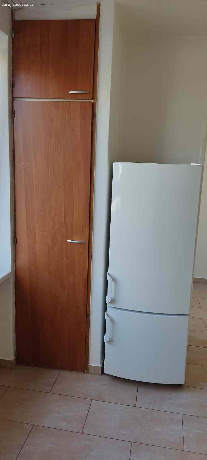 Daruji ledničku s mrazákem  Gorenje RK61620W. Daruji úspornou kombinovanou ledničku s mrazákem Gorenje RK61620W, stáří 8 let, v dobrém zachovalém stavu, plně funkční.

šířka:60cm
výška: 162cm
hloubka: 64cm
hmotnost: 60kg
čistý objem chladničky: 232l
čistý objem mrazáku: 53l
hlučnost: 42 dB