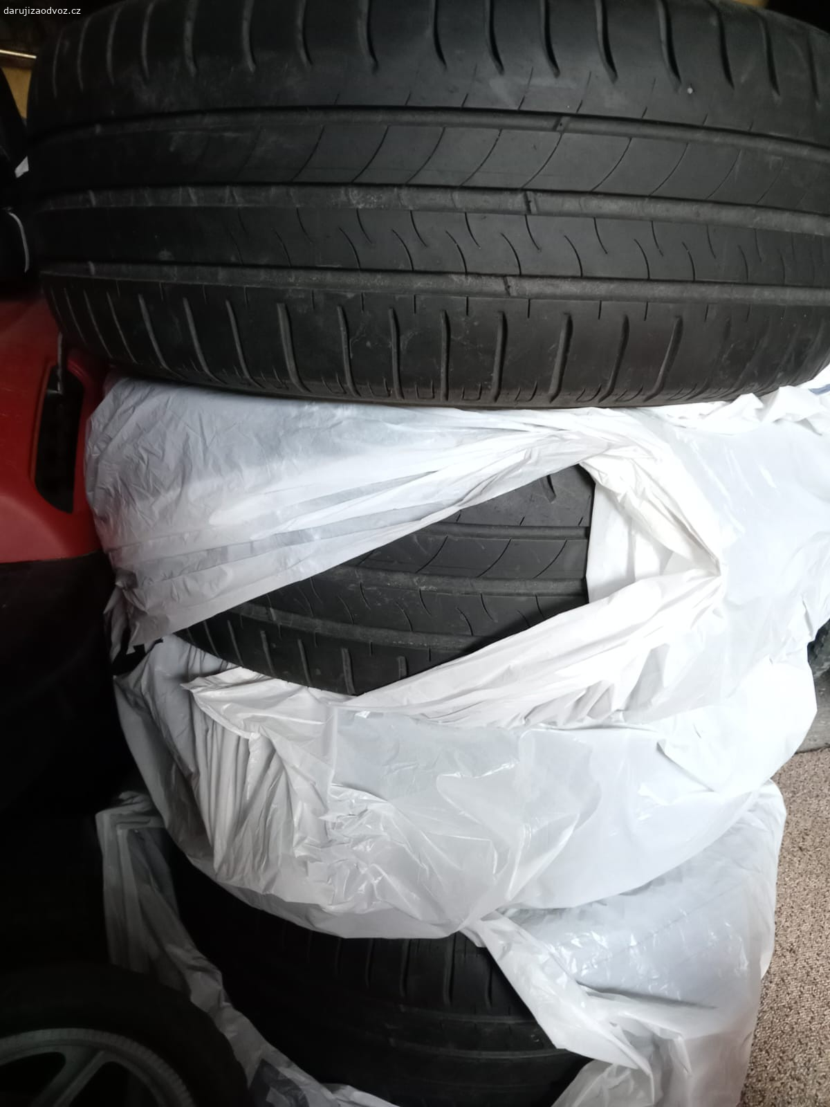 daruji letní pneu. daruji 4x letní pneu, 2 gumy mají vzorek 4mm a 2 gumy 4,5mm