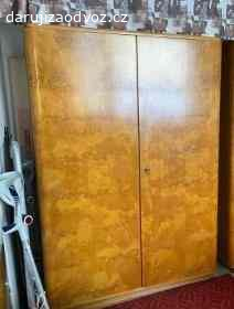 Daruji ložnici 50. léta. dvojdílná skříň, manželská postel, toaletní stolky a toaletka