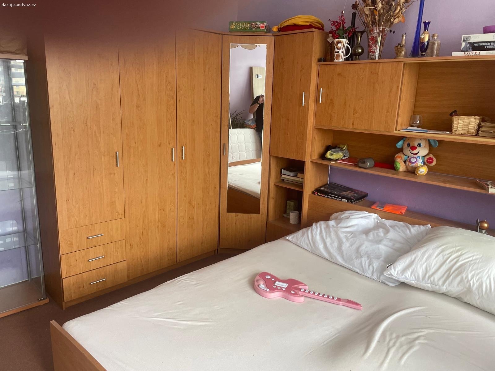 Daruji ložnici. Daruji ložnici, skříně v rohovém uspořádání ( zrcadlo v rohové části). Dvě postele(bez matrací). Pěkné provedení. Velmi spěchá. Vlastní odvoz. České Budějovice , sídl. Vltava.

V případě zájmu foto pošlu na WhatsApp