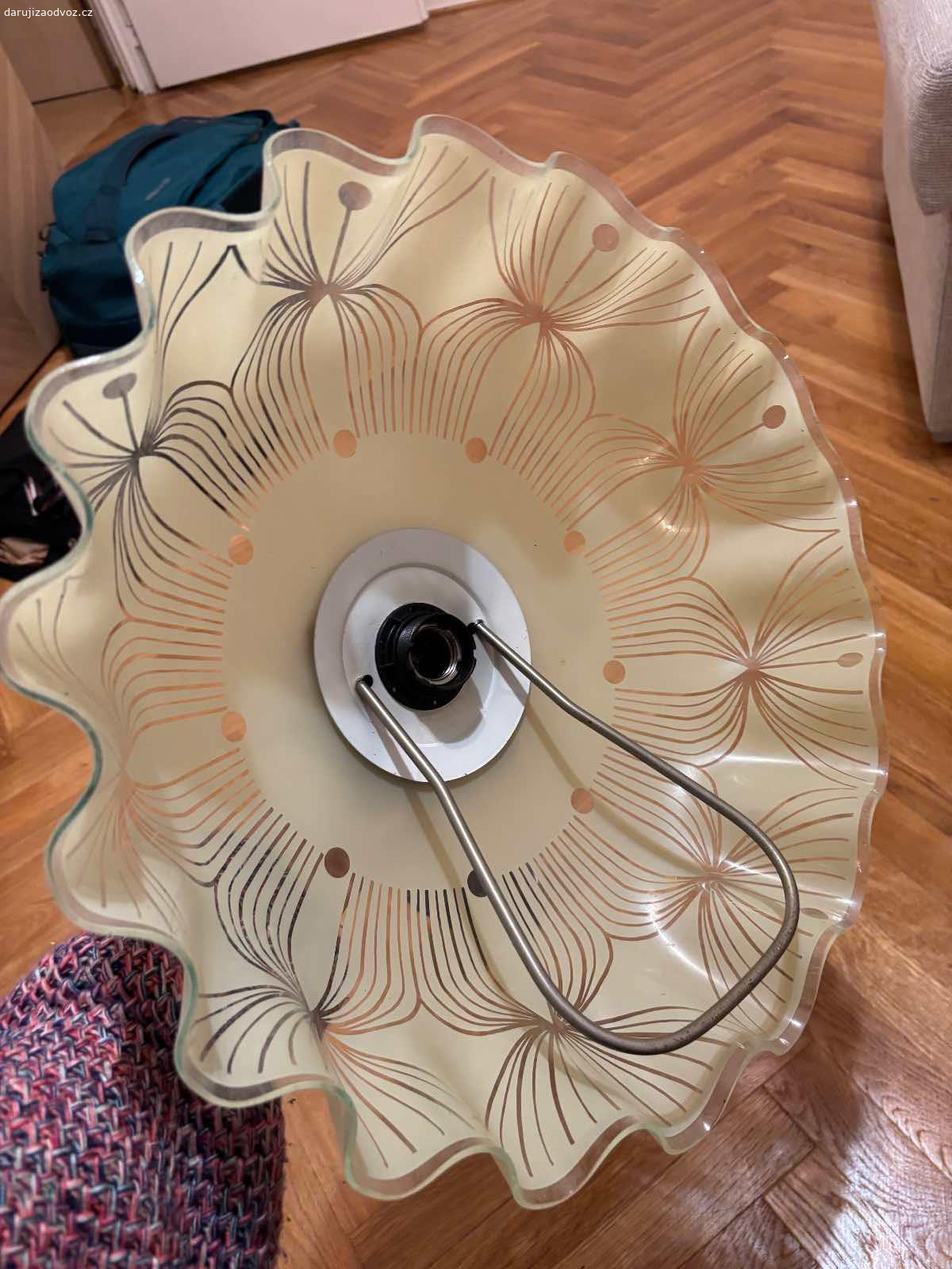 Daruji lustr. Lustr po babičce, mírně praskla černá část, viz foto, ale stále funkční. 
Jen odvoz!
Po předchozích špatných zkušenostech nesdílím telefonní číslo.