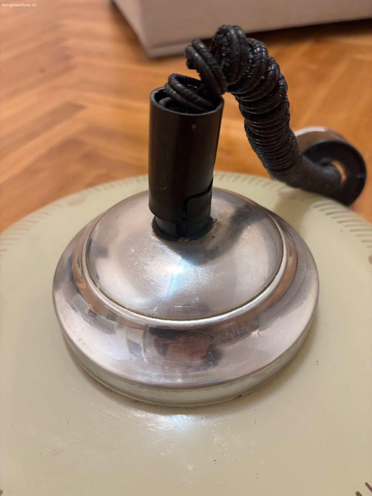 Daruji lustr. Lustr po babičce, mírně praskla černá část, viz foto, ale stále funkční. 
Jen odvoz!
Po předchozích špatných zkušenostech nesdílím telefonní číslo.