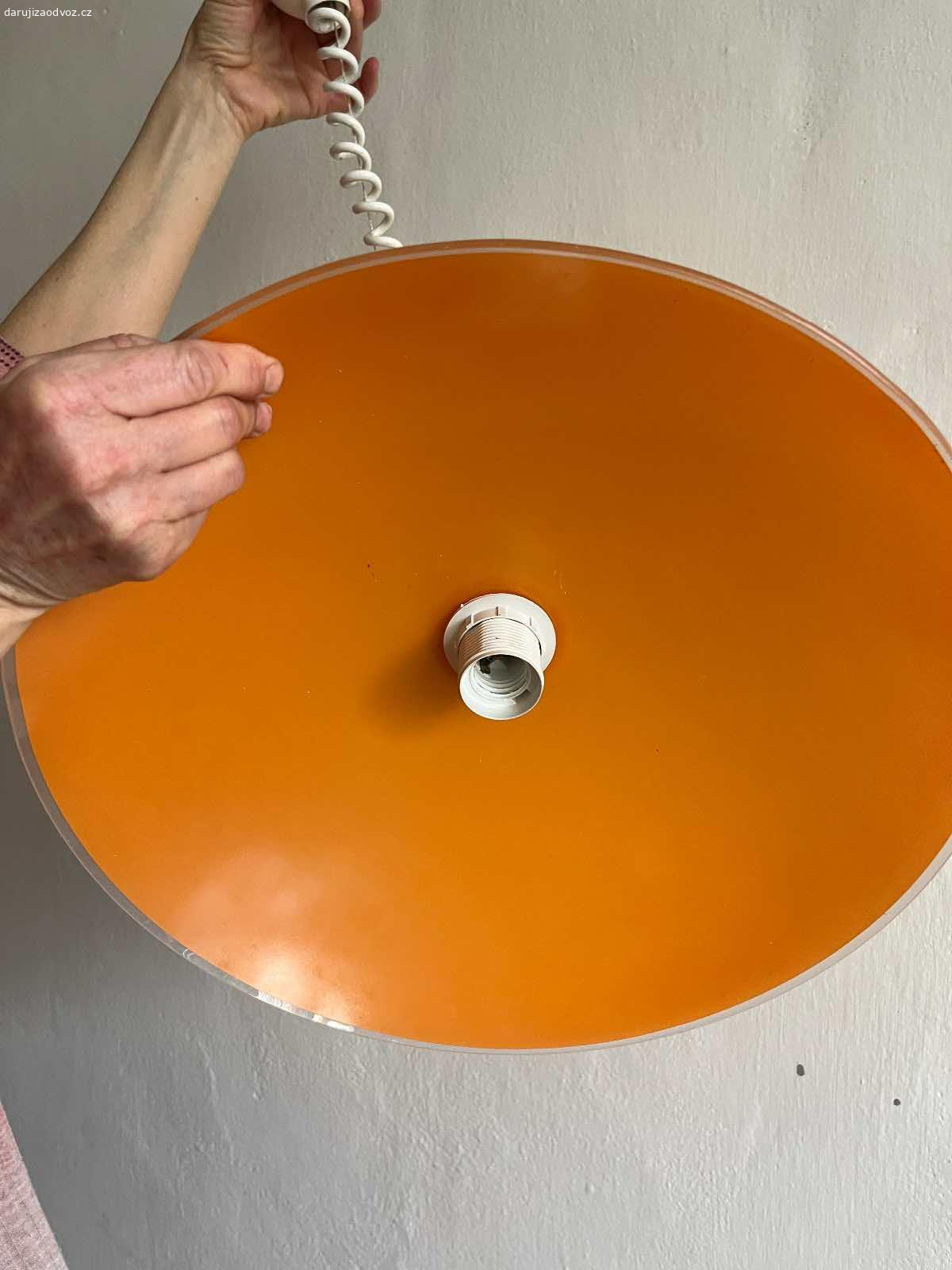 Daruji lustr. Oranžový funkční lustr