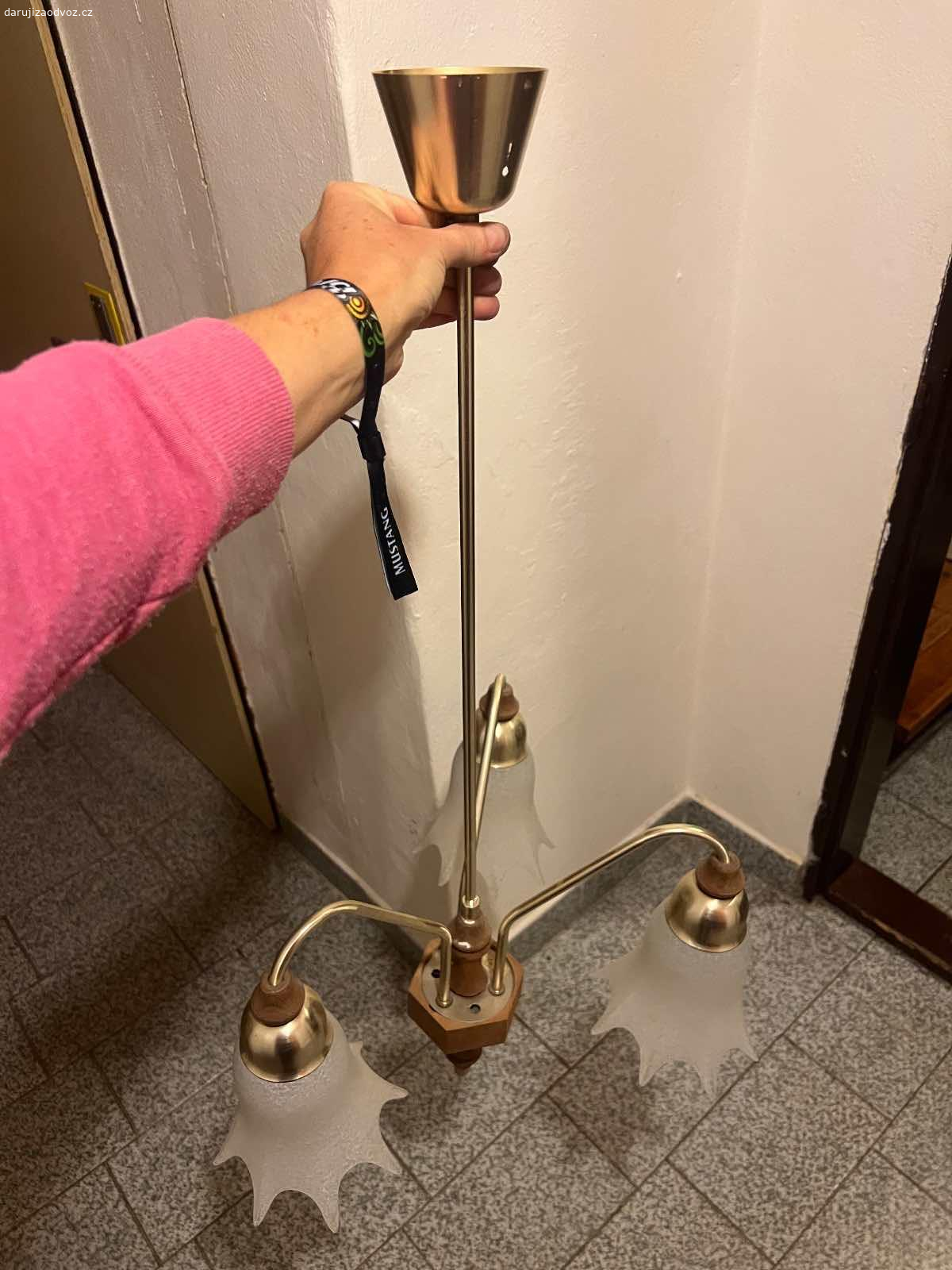 Daruji lustr, délka včetně tyče cca 1 metr. lustr, délka včetně tyče cca 1 metr