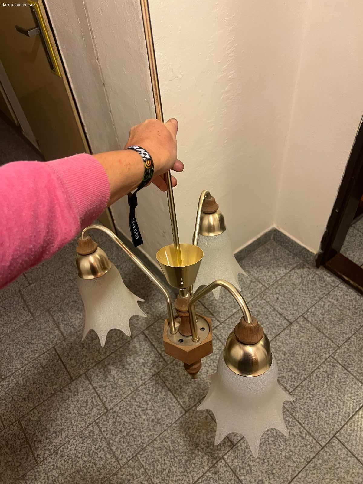 Daruji lustr, délka včetně tyče cca 1 metr. lustr, délka včetně tyče cca 1 metr