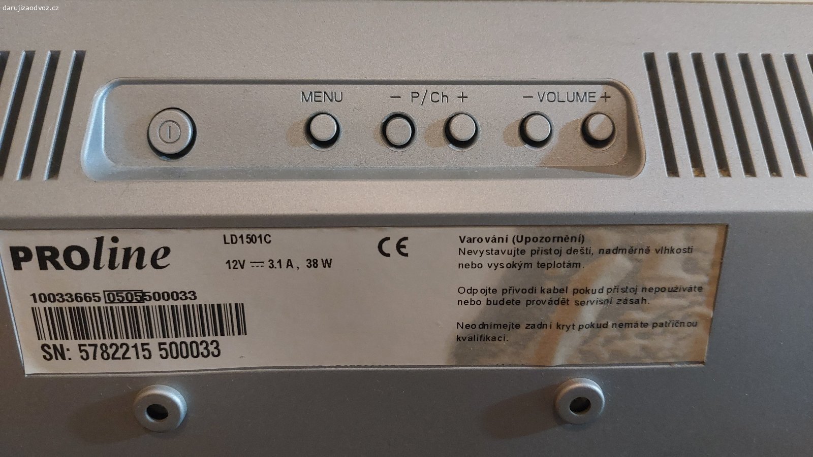 DARUJI malou televizi. Daruji malou televizi s ovladačem. Úhlopříčka 38cm. Funkční, je potřeba set-top box. Měli jsme ji na chatě v pokojíčku.