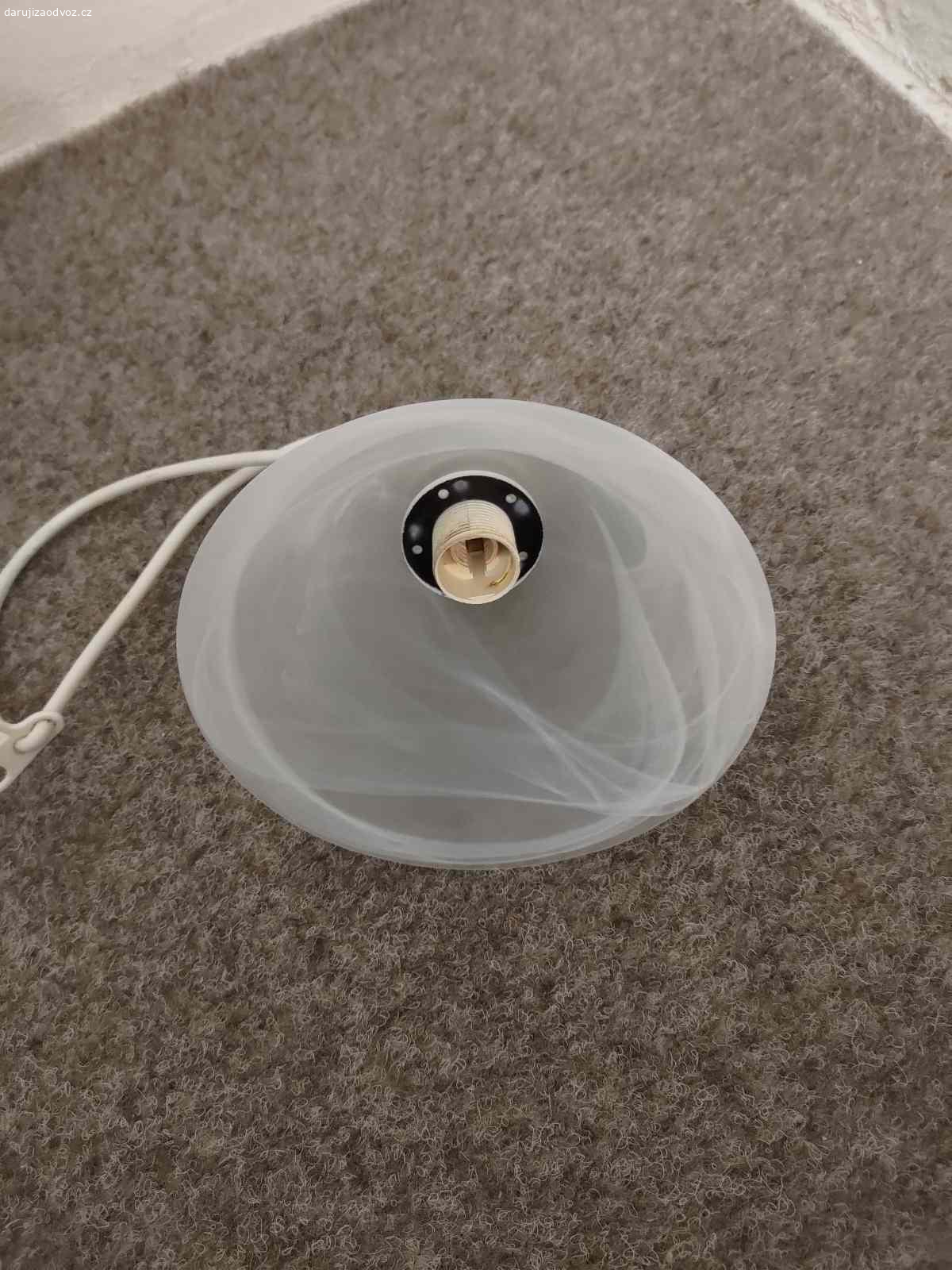 Daruji malý lustr. nepoškozený, dobrý stav, je menší velikost asi 12 cm v průměru