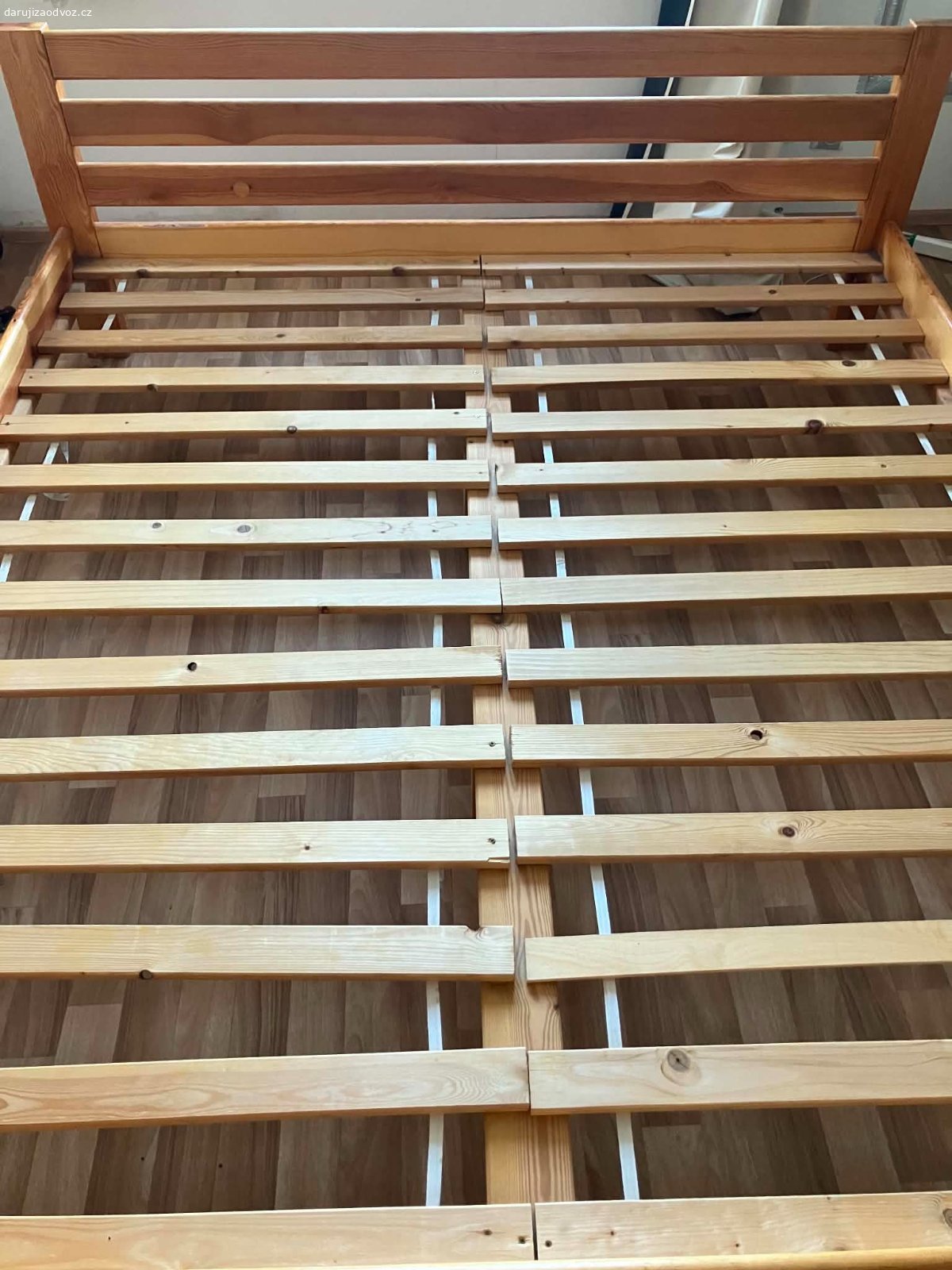 Daruji manželskou postel 180x200 cm. Daruji manželskou postel 180x200 cm za odvoz. Zachovalá, možnost odběru s matrací i bez.