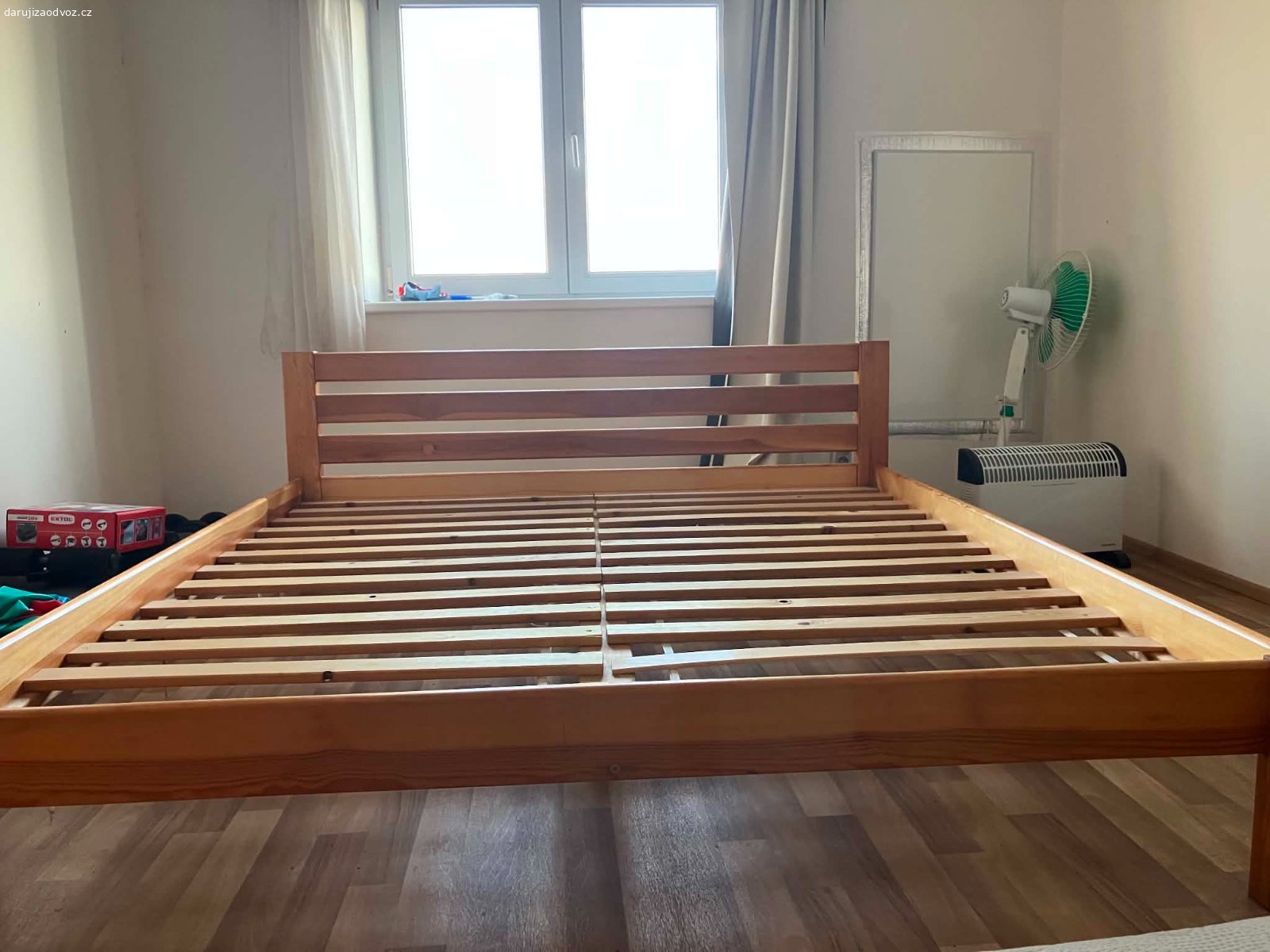Daruji manželskou postel 180x200 cm. Daruji manželskou postel 180x200 cm za odvoz. Zachovalá, možnost odběru s matrací i bez.