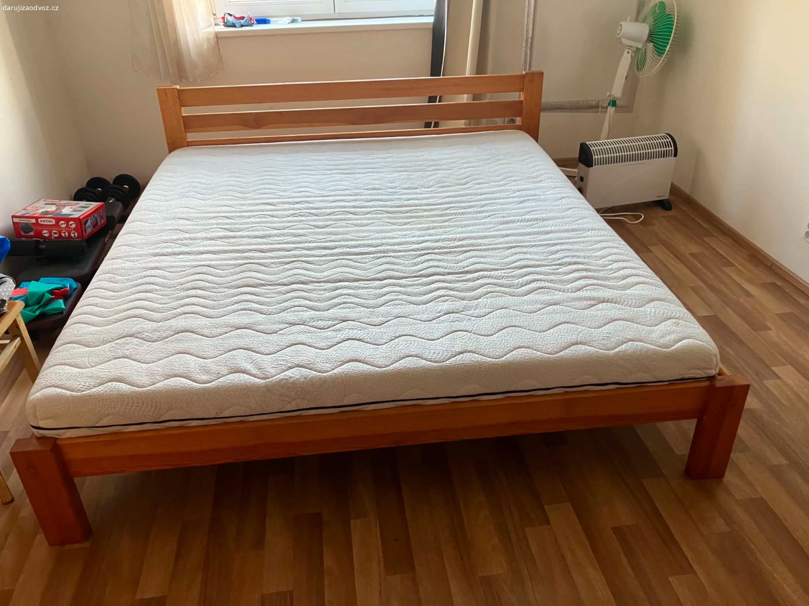 Daruji manželskou postel 180x200 cm. Daruji manželskou postel 180x200 cm za odvoz. Zachovalá, možnost odběru s matrací i bez.