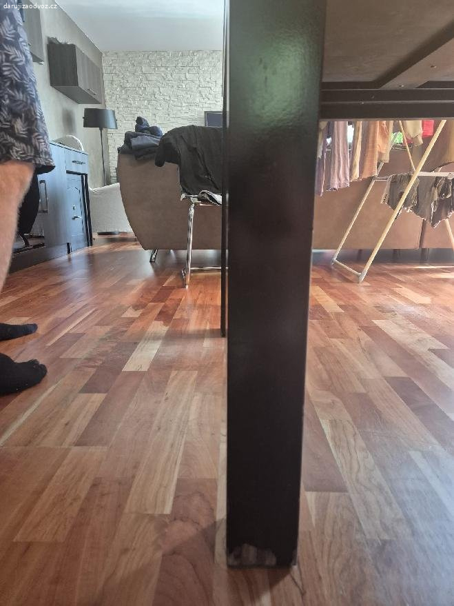 Daruji masívní černě lakovaný stůl